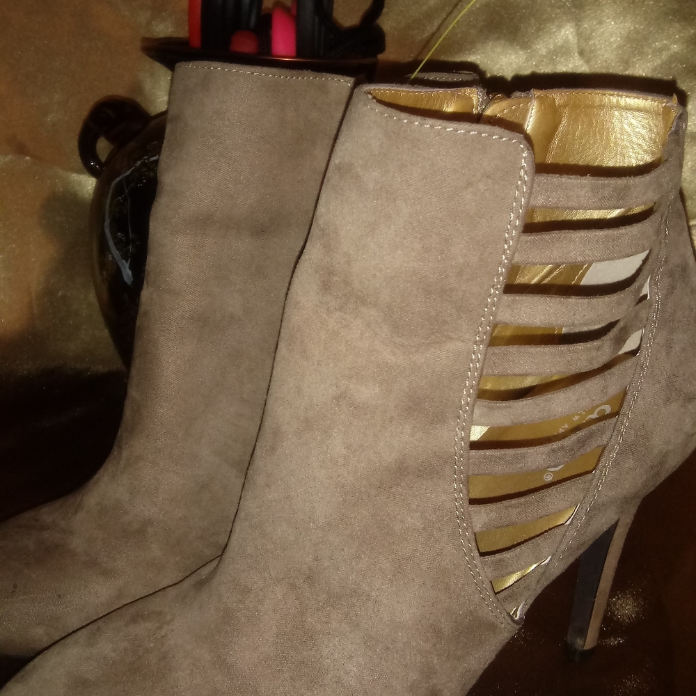 Heels - Picture 2 of 2